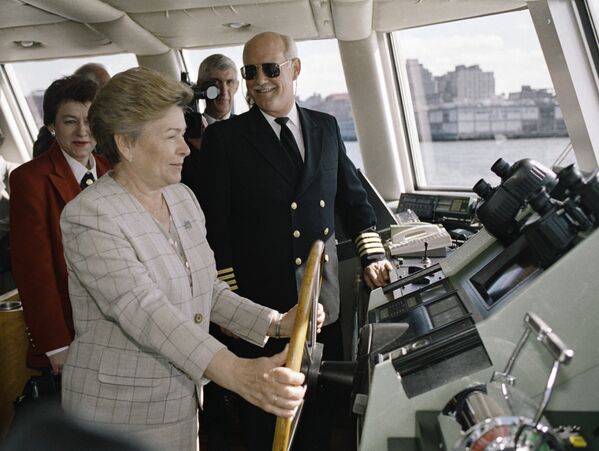Супруга Президента РФ Наина Ельцина стоит у штурвала во время прогулки на яхте вокруг Манхэттена