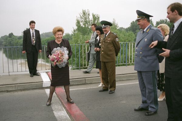 Супруга Президента РФ Наина Ельцина стоит на границе Белоруссии и Польши