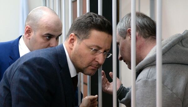 Лидер хакерской группы Шалтай-Болтай Владимир Аникеев общается с адвокатами. Архивное фото