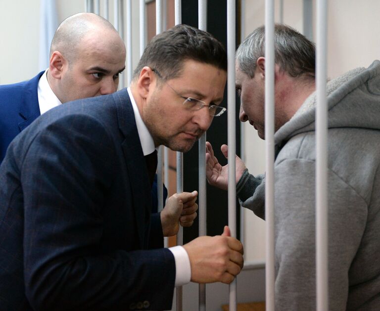 Лидер хакерской группы Шалтай-Болтай Владимир Аникеев общается с адвокатами в Лефортовском суде Москвы. 3 марта 2017 Лидер хакерской группы Шалтай-Болтай Владимир Аникеев общается с адвокатами в Лефортовском суде Москвы. 3 марта 2017