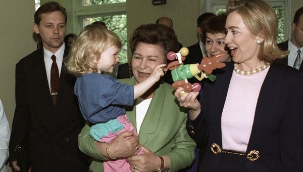 Супруга Президента РФ Наина Ельцина и супруга Президента США Хиллари Клинтон во время посещения детской клиники в рамках Женской программы