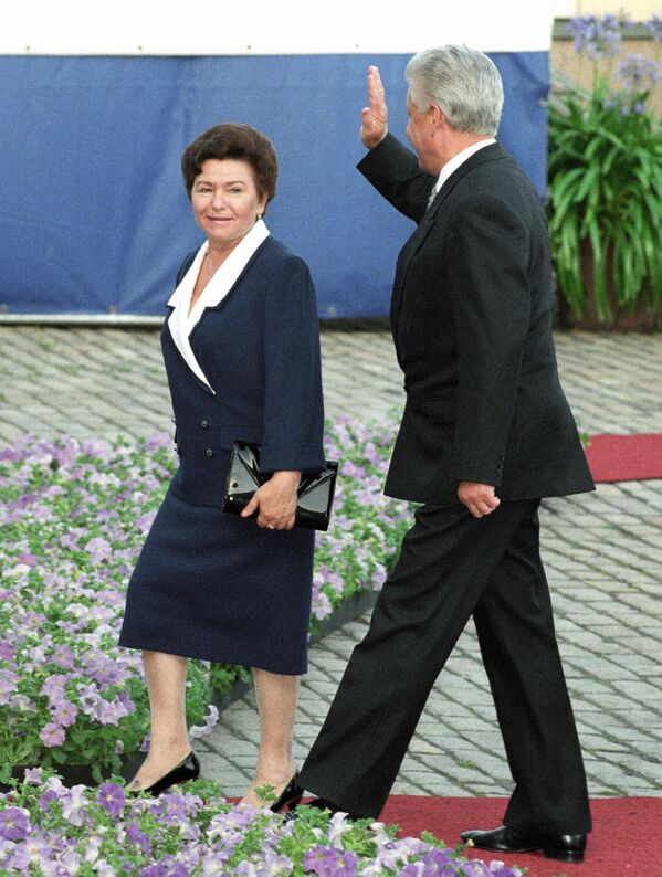 Президент РФ Борис Ельцин с супругой Наиной Ельциной во время совещания на высшем уровне по безопасности и сотрудничеству в Европе Хельсинки - 2