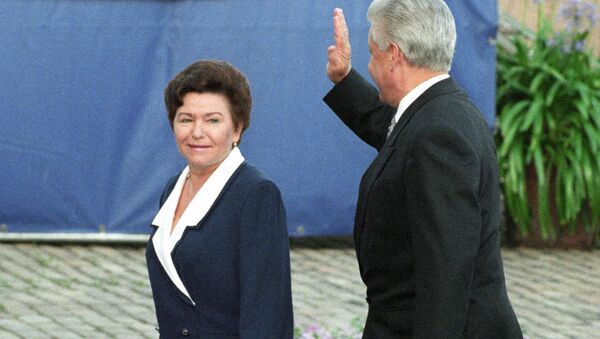 Президент РФ Борис Ельцин с супругой Наиной Ельциной во время совещания на высшем уровне по безопасности и сотрудничеству в Европе Хельсинки - 2