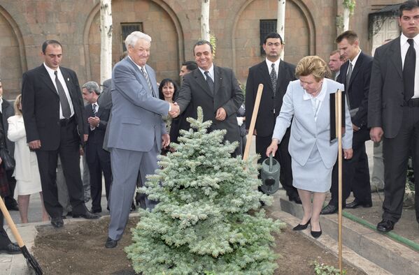 Президент России Борис Ельцин, его супруга Наина Ельцина и премьер-министр Армении Грант Багратян во время поездки в Армению