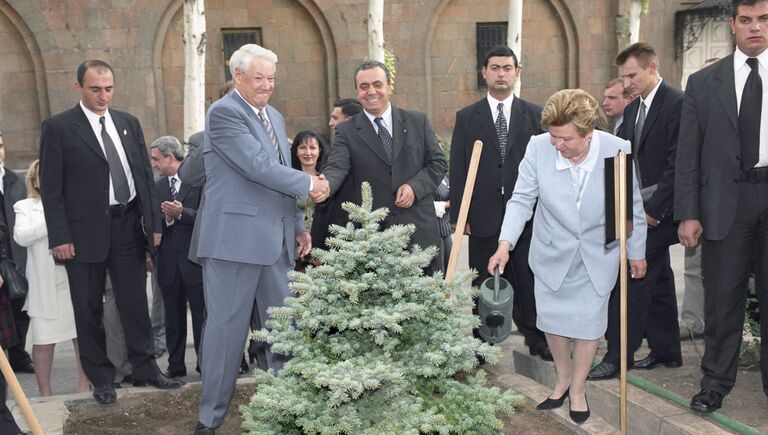Президент России Борис Ельцин, его супруга Наина Ельцина и премьер-министр Армении Грант Багратян во время поездки в Армению