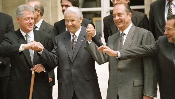Президент США Билл Клинтон, президент РФ Борис Ельцин, президент Франции Жак Ширак после подписания Основополагающего акта Россия-Нато