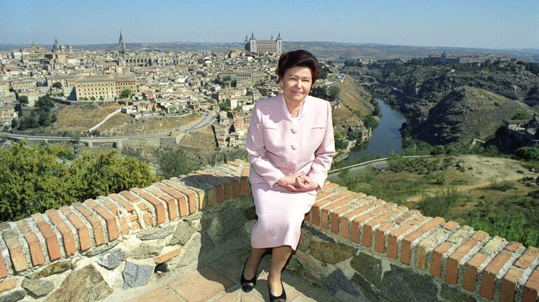 Супруга Президента РФ Наина Ельцина на прогулке по городу Толедо Супруга Президента РФ Наина Ельцина на прогулке по городу Толедо