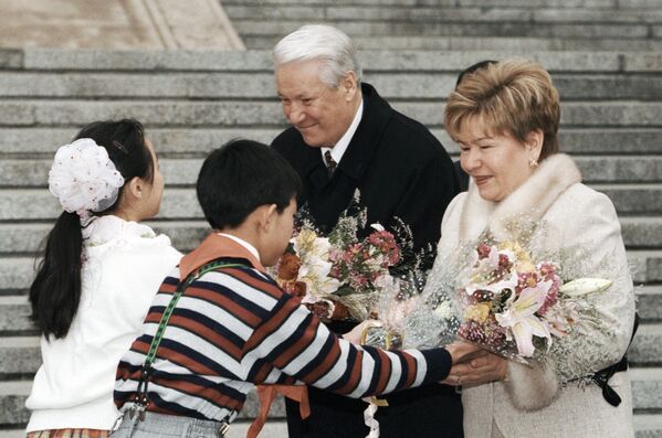 Юные жители Пекина приветствуют Президента РФ Бориса Ельцина и его супругу Наину Ельцину во время визита в КНР