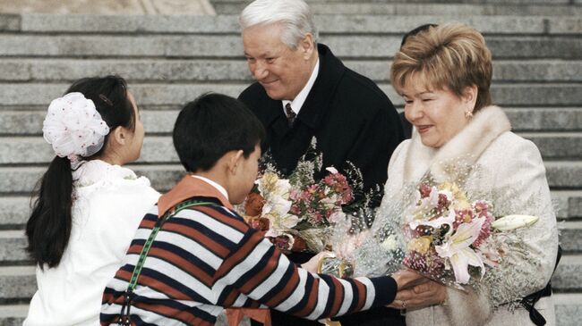 Юные жители Пекина приветствуют Президента РФ Бориса Ельцина и его супругу Наину Ельцину во время визита в КНР Юные жители Пекина приветствуют Президента РФ Бориса Ельцина и его супругу Наину Ельцину во время визита в КНР