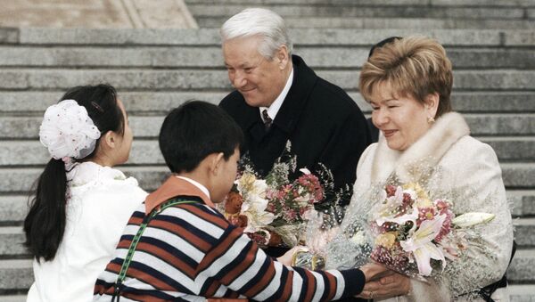 Юные жители Пекина приветствуют Президента РФ Бориса Ельцина и его супругу Наину Ельцину во время визита в КНР