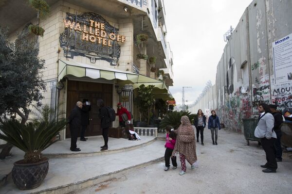 Отель Walled Off Hotel в Вифлееме, открытый художником Бэнкси Отель Walled Off Hotel в Вифлееме, открытый художником Бэнкси
