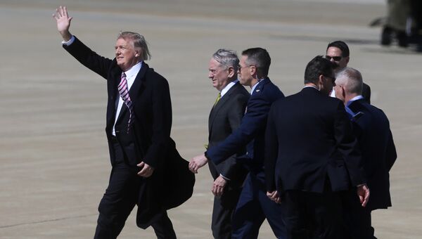 Президент США Дональд Трамп прибывает на авиабазу Лэнгли в Хамптоне. 2 марта 2017 года