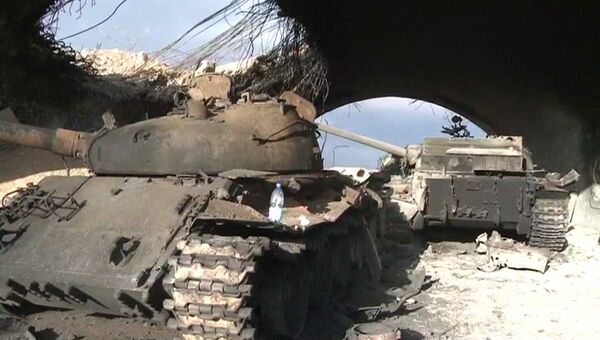 Разбитые танки остались после отступления боевиков в аэропорту Пальмиры