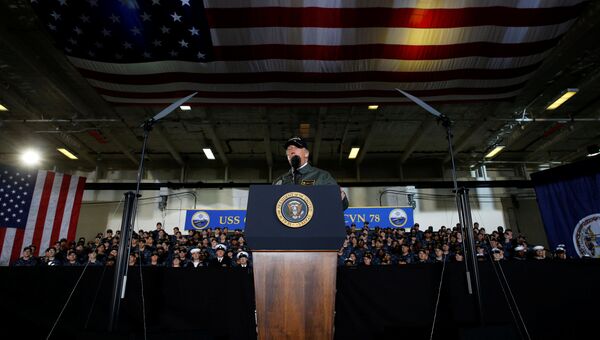 Дональд Трамп выступает перед моряками на борту авианосца Джеральд Форд, 2 марта 2017