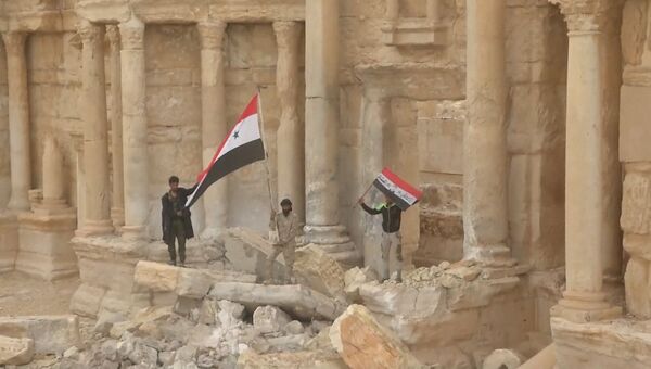 Бойцы армии САР развернули сирийские флаги в центре Древней Пальмиры