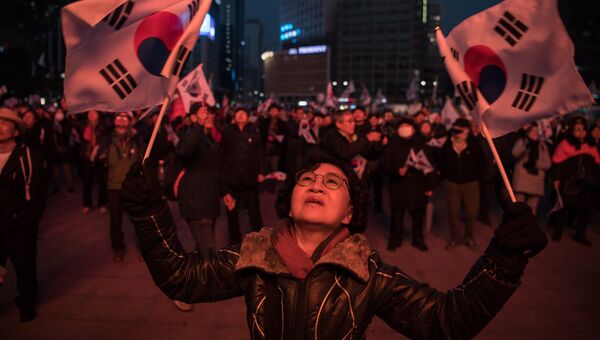 Сторонники президента Южной Кореи Пак Кын Хе вышли на демонстрацию в Сеуле
