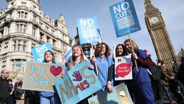 В Лондоне десятки тысяч человек вышли на демонстрацию в поддержку национальной системы здравоохранения (NHS)