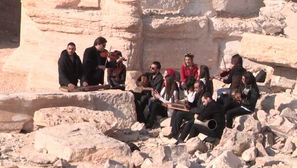Сирийские музыканты спели народные песни на руинах амфитеатра в Пальмире