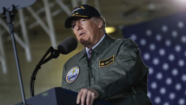 Президент США Дональд Трамп выступает перед моряками на борту авианосца Джеральд Форд. 2 марта 2017