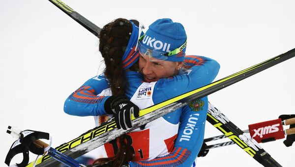 Команда России в составе Наталья Матвеева и Юлия Белорукова, завоевавшая серебряную медаль после финиша женского командного спринта во время чемпионата мира по лыжным видам спорта Lahti2017 в финском Лахти