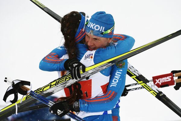 Команда России в составе Наталья Матвеева и Юлия Белорукова, завоевавшая серебряную медаль после финиша женского командного спринта во время чемпионата мира по лыжным видам спорта Lahti2017 в финском Лахти