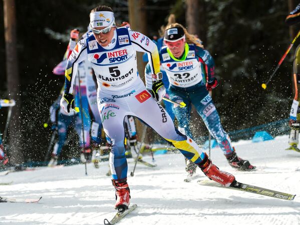 Слева направо: Шарлотт Калла (Швеция) и Юлия Тихонова (Белоруссия) на дистанции масс-старта среди женщин свободным стилем на чемпионате мира по лыжным видам спорта Lahti2017 в финском Лахти
