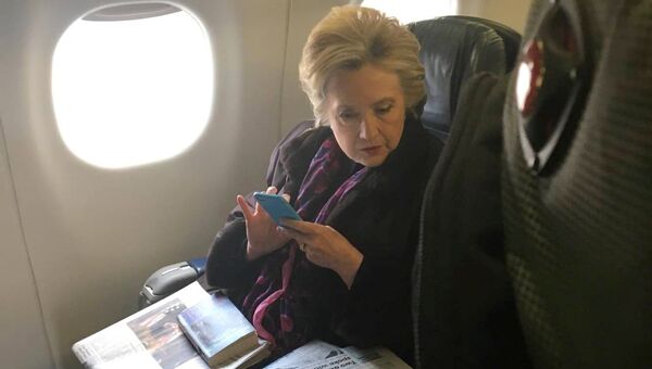 Хиллари Клинтон читает статью о вице-президенте США Майке Пенсе. 3 марта 2017