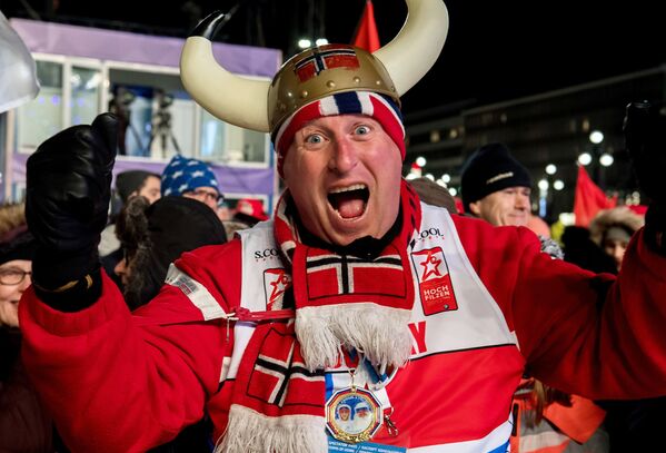 Норвежский болельщик во время медальной церемонии на чемпионате мира по лыжным видам спорта Lahti2017 в финском Лахти во время цветочной церемонии награждения