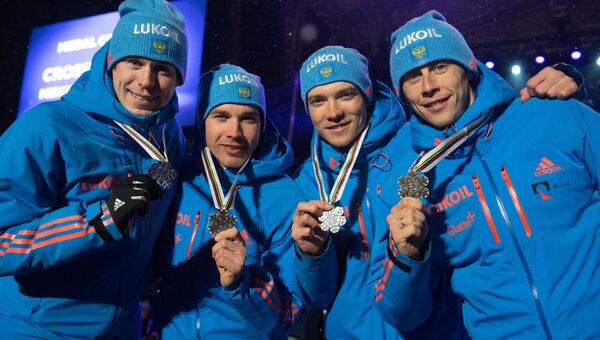 Спортсмены сборной России, завоевавшие серебряные медали в эстафетной гонке среди мужчин свободным стилем на чемпионате мира по лыжным видам спорта Lahti2017 в финском Лахти на церемонии награждения