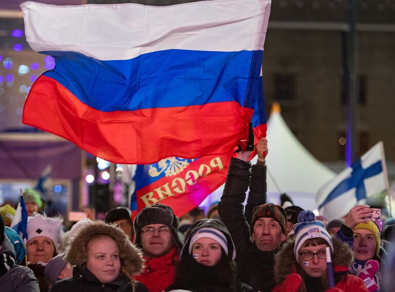 Российские болельщики во время медальной церемонии на чемпионате мира по лыжным видам спорта Lahti2017 в финском Лахти во время цветочной церемонии награждения