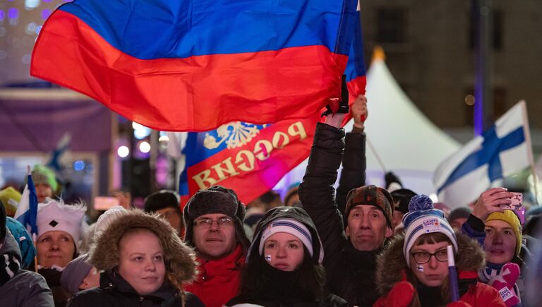 Российские болельщики во время медальной церемонии на чемпионате мира по лыжным видам спорта Lahti2017 в финском Лахти во время цветочной церемонии награждения