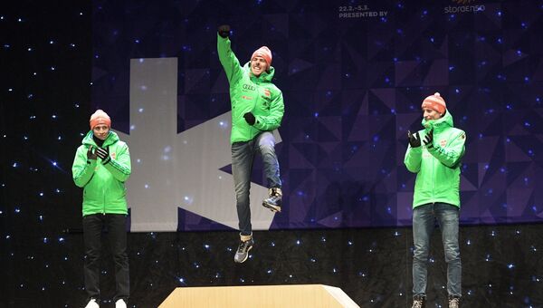 Призеры в лыжном двоеборье среди мужчин во время церемонии награждения (слева направо): Эрик Френцель (Германия) - серебряная медаль, Йоханнес Ридзек (Германия) - золотая медаль, Бьёрн Кирхайзен (Германия) - бронзовая медаль