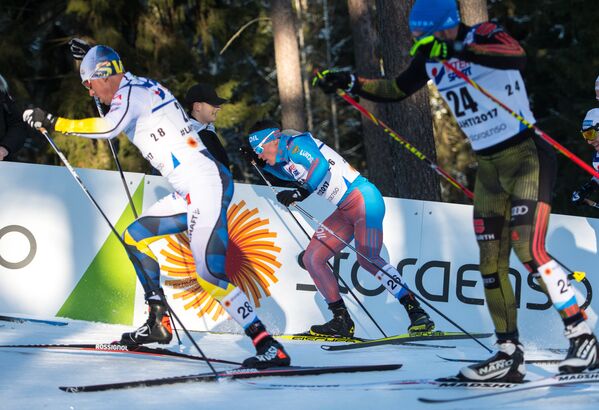 Андрей Мельниченко (Россия) (в центре) на дистанции гонки на 50 км свободным стилем на чемпионате мира по лыжным видам спорта в финском Лахти
