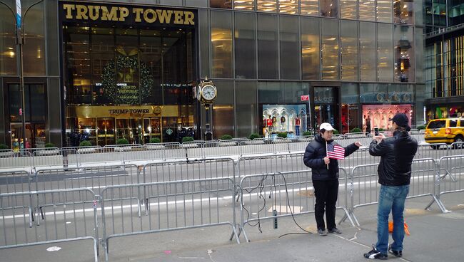 Туристы фотографируются у здания Trump Tower в Нью-Йорке, США. Архивное фото