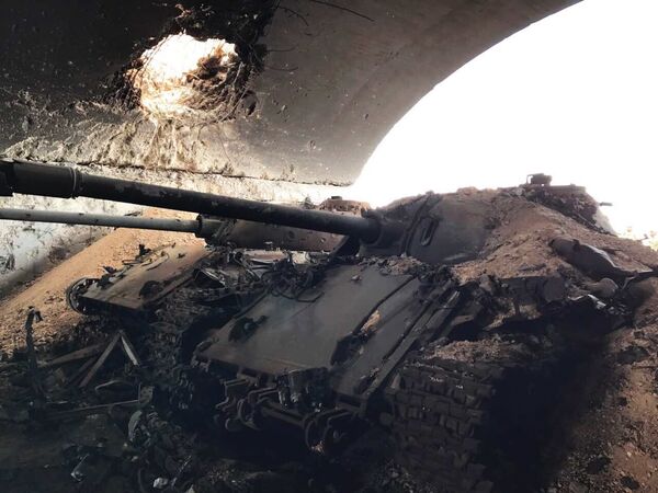 Военная техника, уничтоженная в результате штурма гражданского аэропорта, в окрестностях Пальмиры в сирийской провинции Хомс
