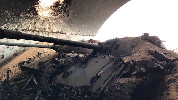 Военная техника, уничтоженная в результате штурма гражданского аэропорта, в окрестностях Пальмиры в сирийской провинции Хомс