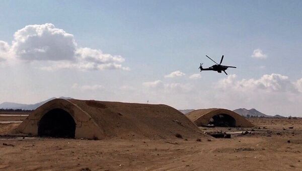 Вертолёт Ми-28 во время облёта гражданского аэропорта в окрестностях Пальмиры в сирийской провинции Хомс