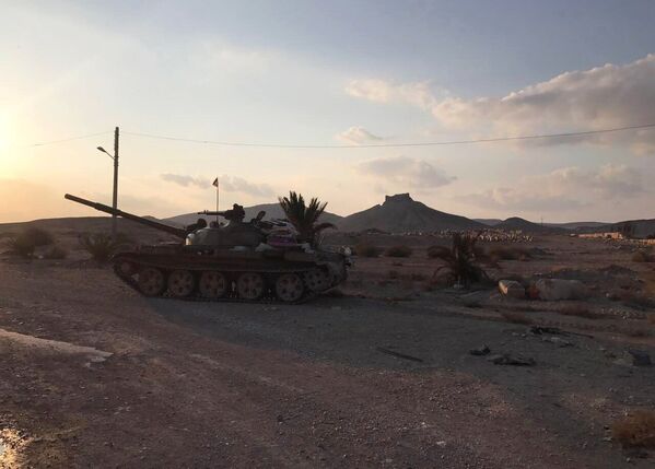 Танк Т-62 в окрестностях Древней Пальмиры в сирийской провинции Хомс