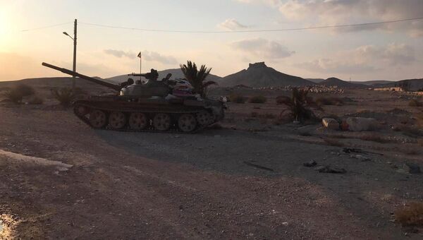Танк Т-62 в окрестностях Древней Пальмиры в сирийской провинции Хомс