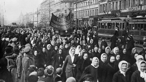 Демонстрация женщин, требующих избирательных прав и увеличения пайка семьям солдат. Петроград. 1917 го