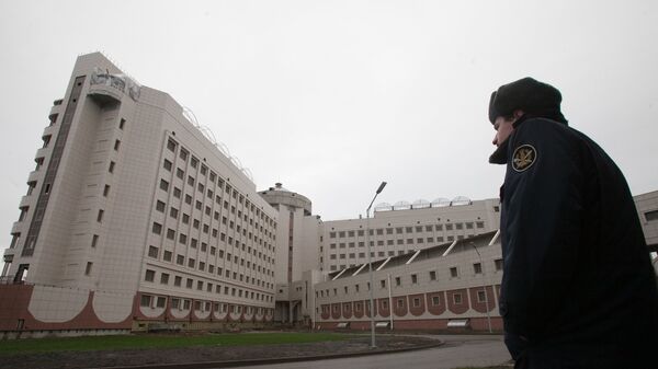 Сотрудник Федеральной службы исполнения наказаний РФ перед зданием нового следственного изолятора Кресты-2, строящегося в Санкт-Петербурге