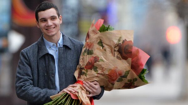 Мужчина с букетом цветов