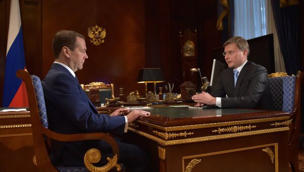 Председатель правительства РФ Дмитрий Медведев и представленный на должность президента компании Алроса Сергей Иванов. 6 марта 2017