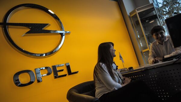 Логотип компании Opel в автосалоне