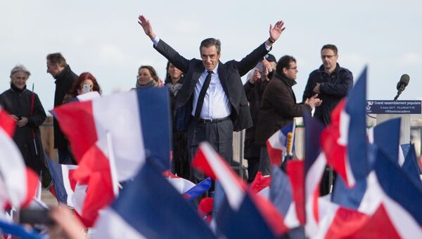 Кандидат в президенты от партии Республиканцев Франсуа Фийон на митинге поддержки его сторонниками в центре Парижа на Трокадеро