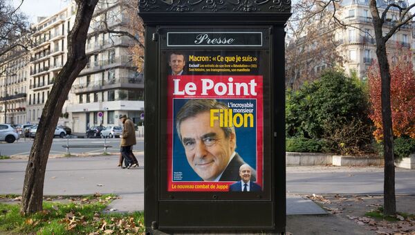 Афиша журнала Le Point с портретами кандидатов на пост президента Франции Франсуа Фийона и Алена Жюппе. Архивное фото
