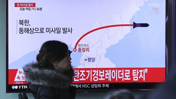 Репортаж о пуске ракет в КНДР по южнокорейскому телевидению на железнодорожном вокзале в Сеуле. 6 марта 2017