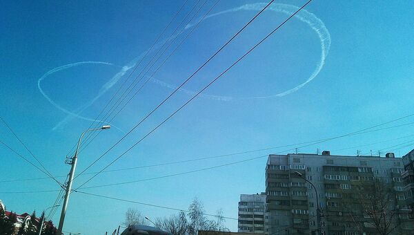 Самолет нарисовал над Новосибирском гигантскую восьмерку