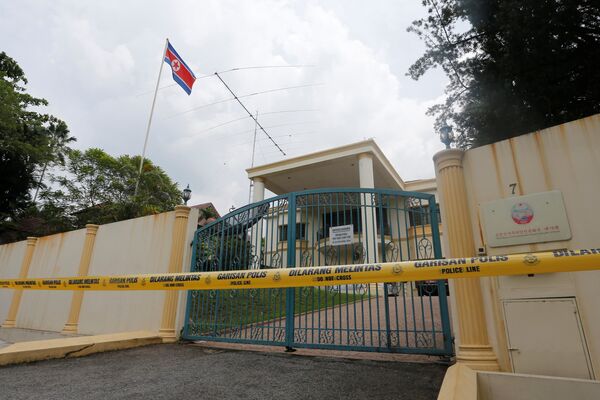 Здание посольства КНДР в Куала-Лумпуре, оцепленное полицией