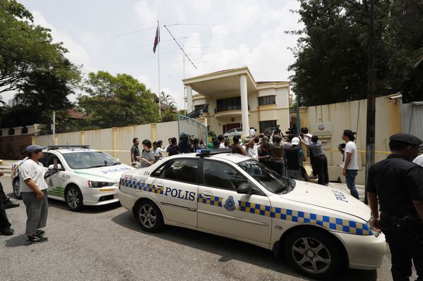Полиция Малайзии у здания посольства КНДР в Куала-Лумпуре